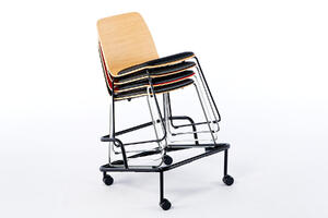 Die Stühle Manila KU SP lassen sich auf einem optinalen Transportwagen verfahren